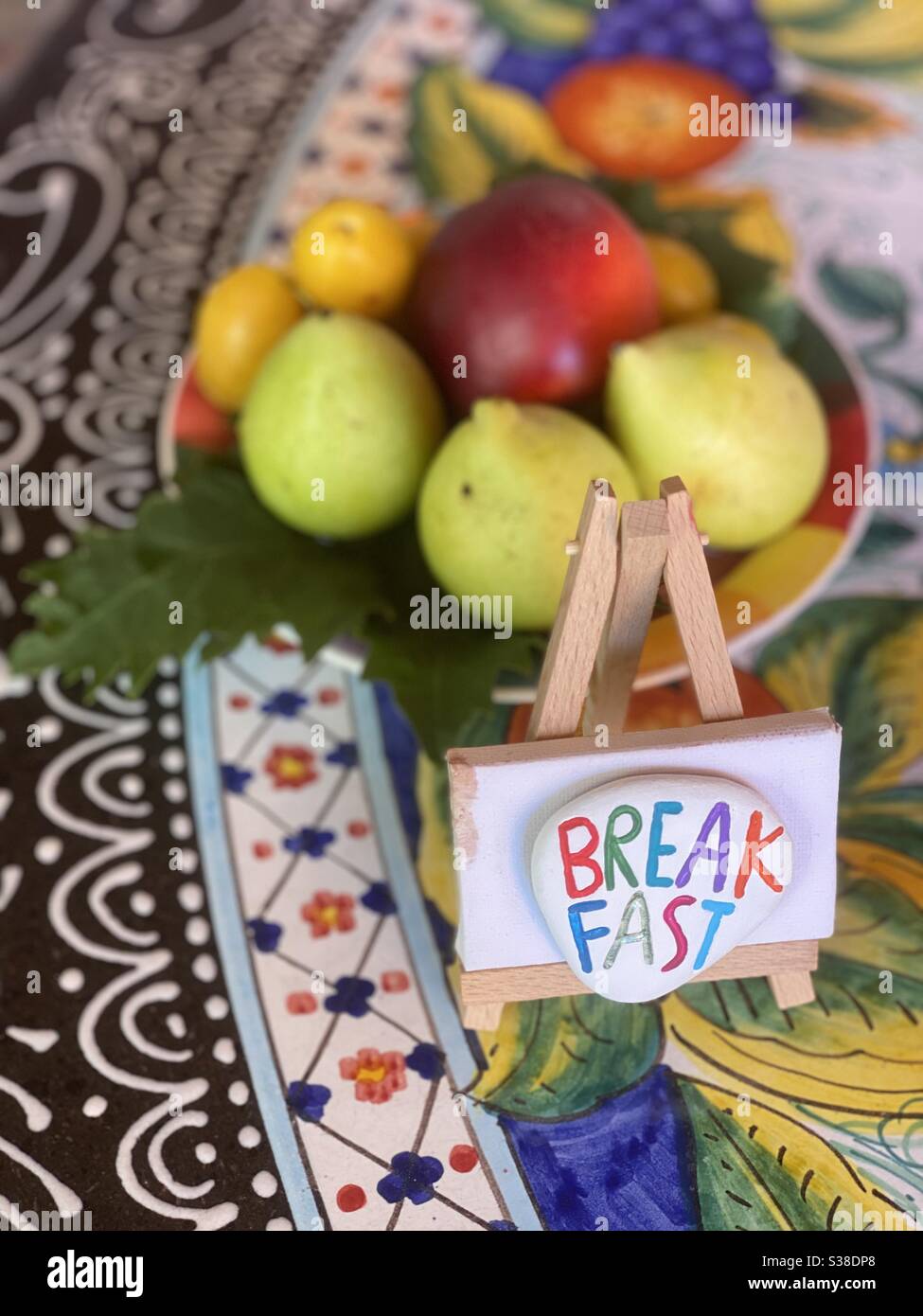 Gesundes Frühstück mit Bio-frischen Früchten - Smartphone-aufgenommenes Stockfoto