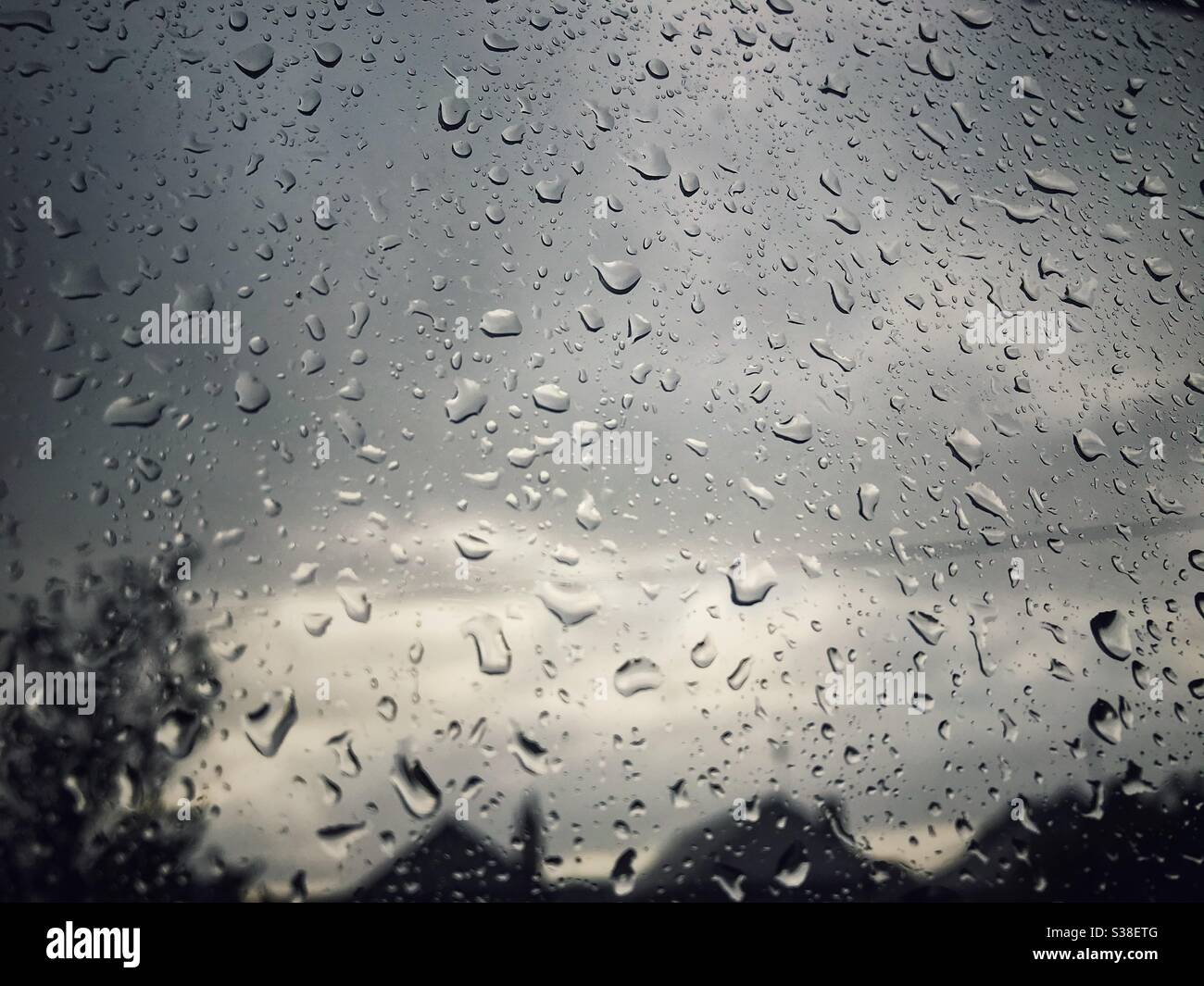Blick auf den abendlichen Sturm - Regen auf dem Fenster Stockfotografie -  Alamy