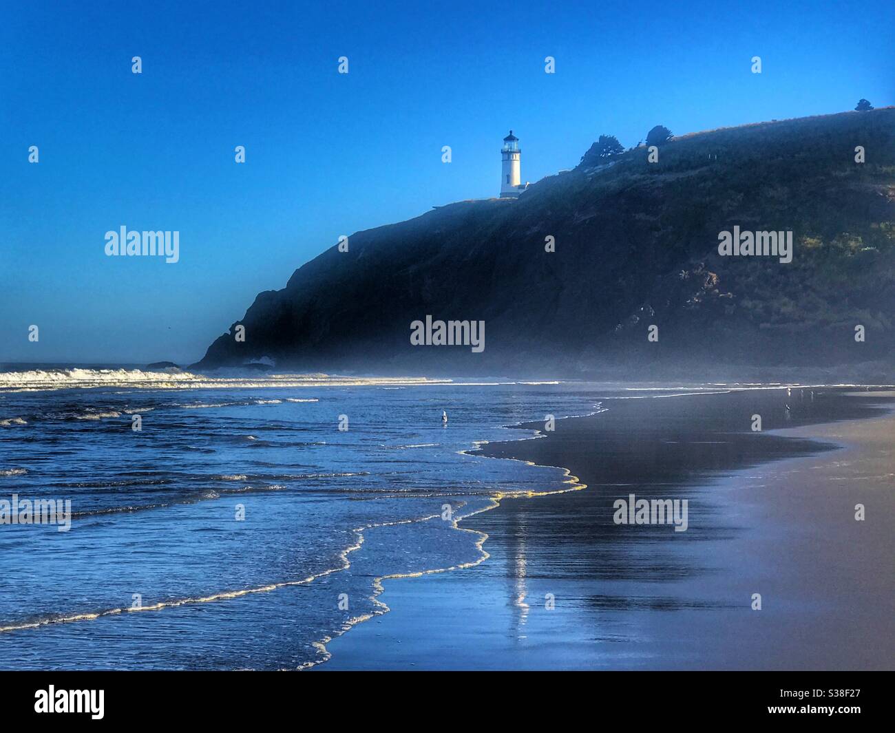 Ein Tag am Strand in Benson Beach, Washington USA. Blick auf den Leuchtturm auf der Klippe. Stockfoto