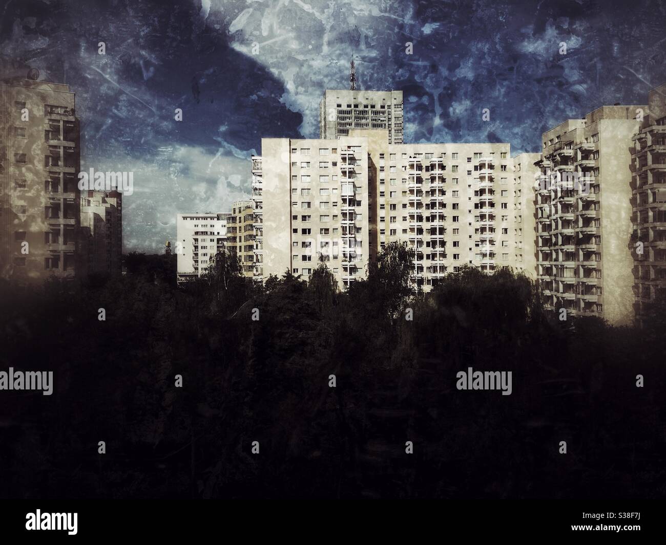 Wohnblock, der in den 1960er Jahren vom ehemaligen kommunistischen Regime in Warschau-Polen erbaut wurde Stockfoto