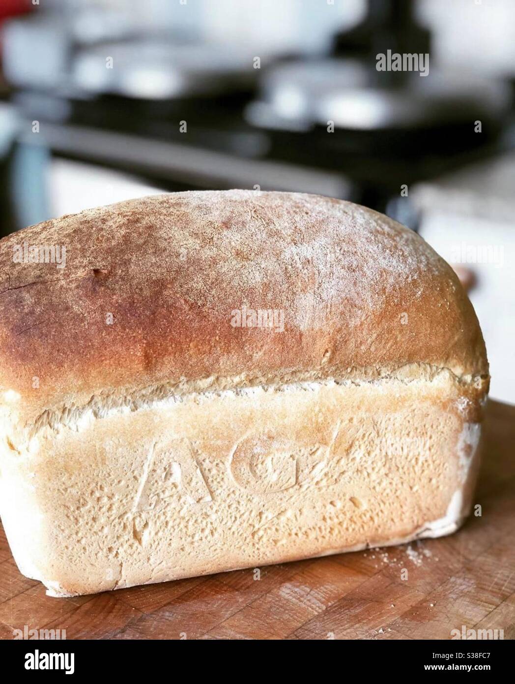 Selbstgebackenes Brot in Aga-Dose - Smartphone-aufgenommenes Stockfoto