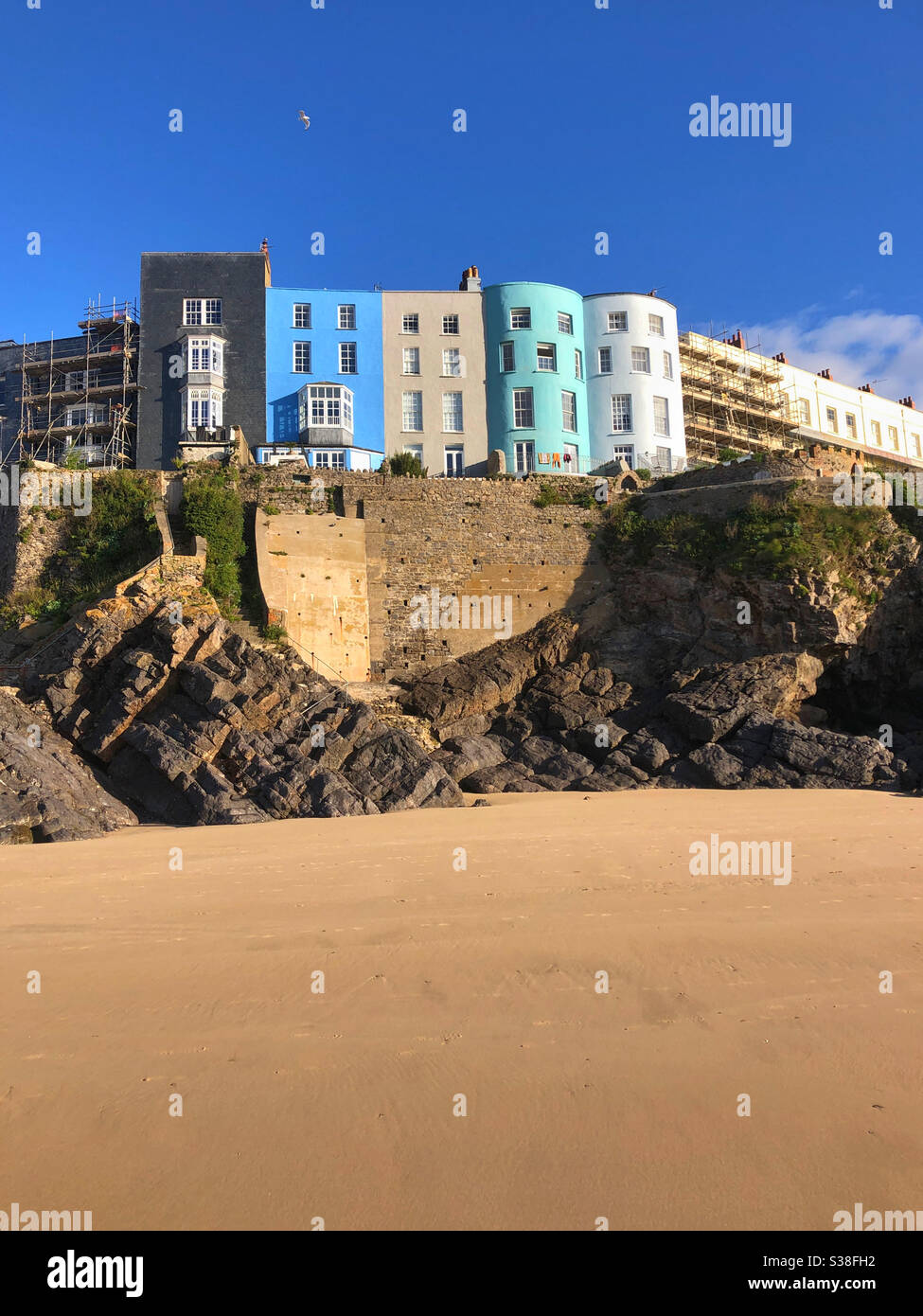 Bemalte Häuser an der Küste von South Beach in Tenby, Pembrokeshire, West Wales, Juli. Stockfoto