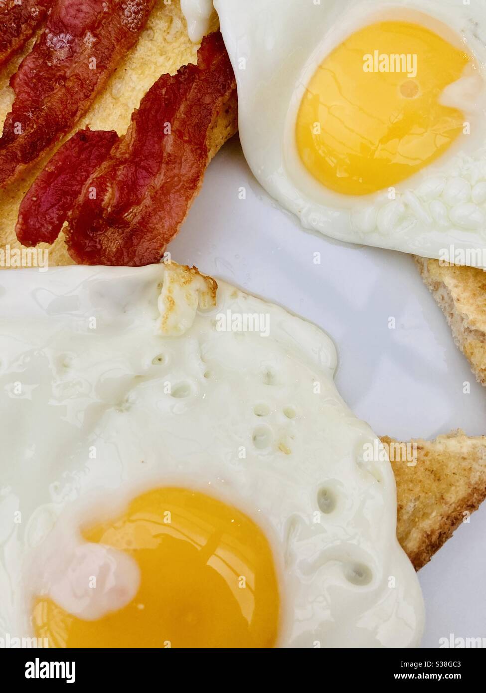 Speck und Eier auf Toast aus der Nähe Stockfoto