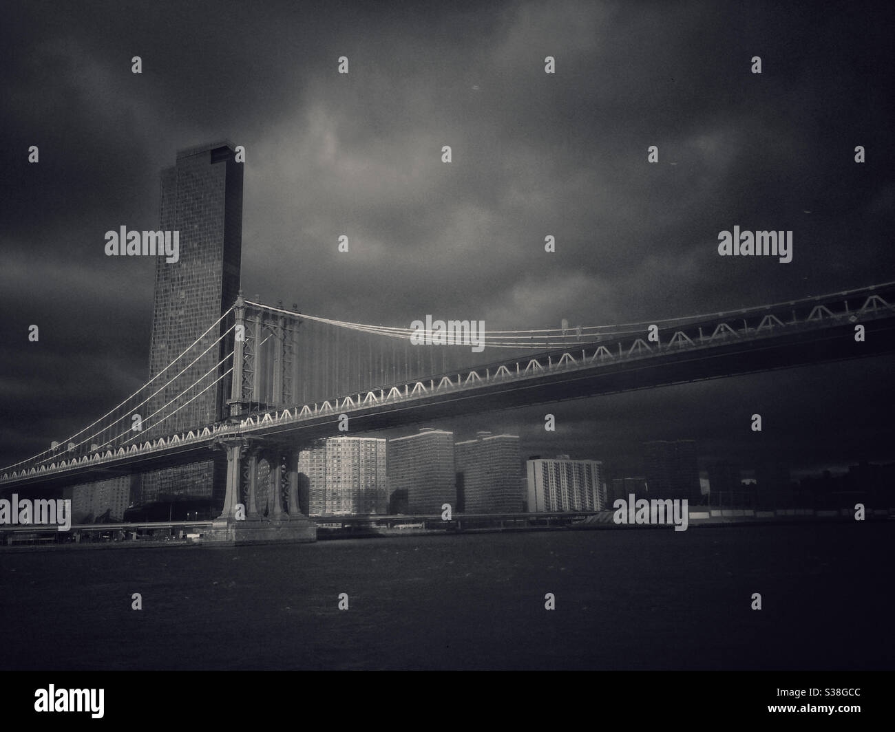 Manhattan Bridge vor Sturm, New York City Stockfoto