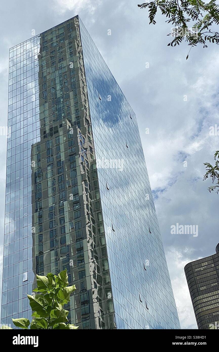 Spiegelungen der Glaswand Stockfoto