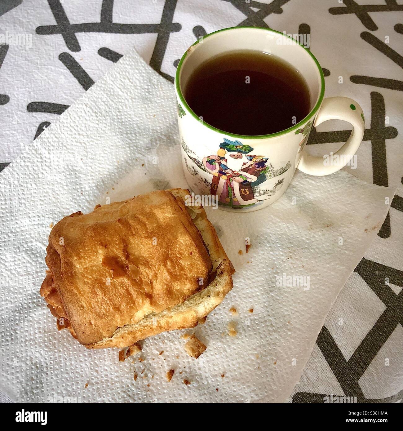 Pain au Chocolat und eine Tasse Kaffee für einen Snack am Morgen. Stockfoto