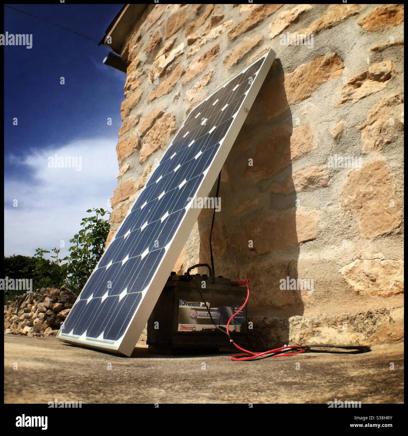 Laden einer Autobatterie mit Solarpanel, Katalonien, Spanien  Stockfotografie - Alamy