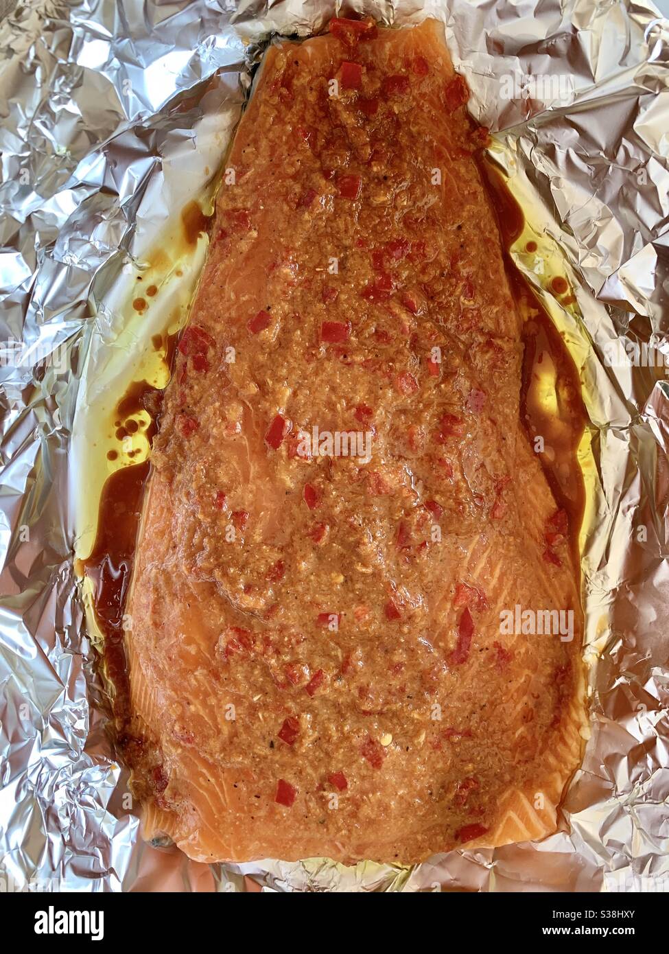 Lachs mariniert in einem Miso-Soja-Dressing in Zinnfolie sitzend Stockfoto