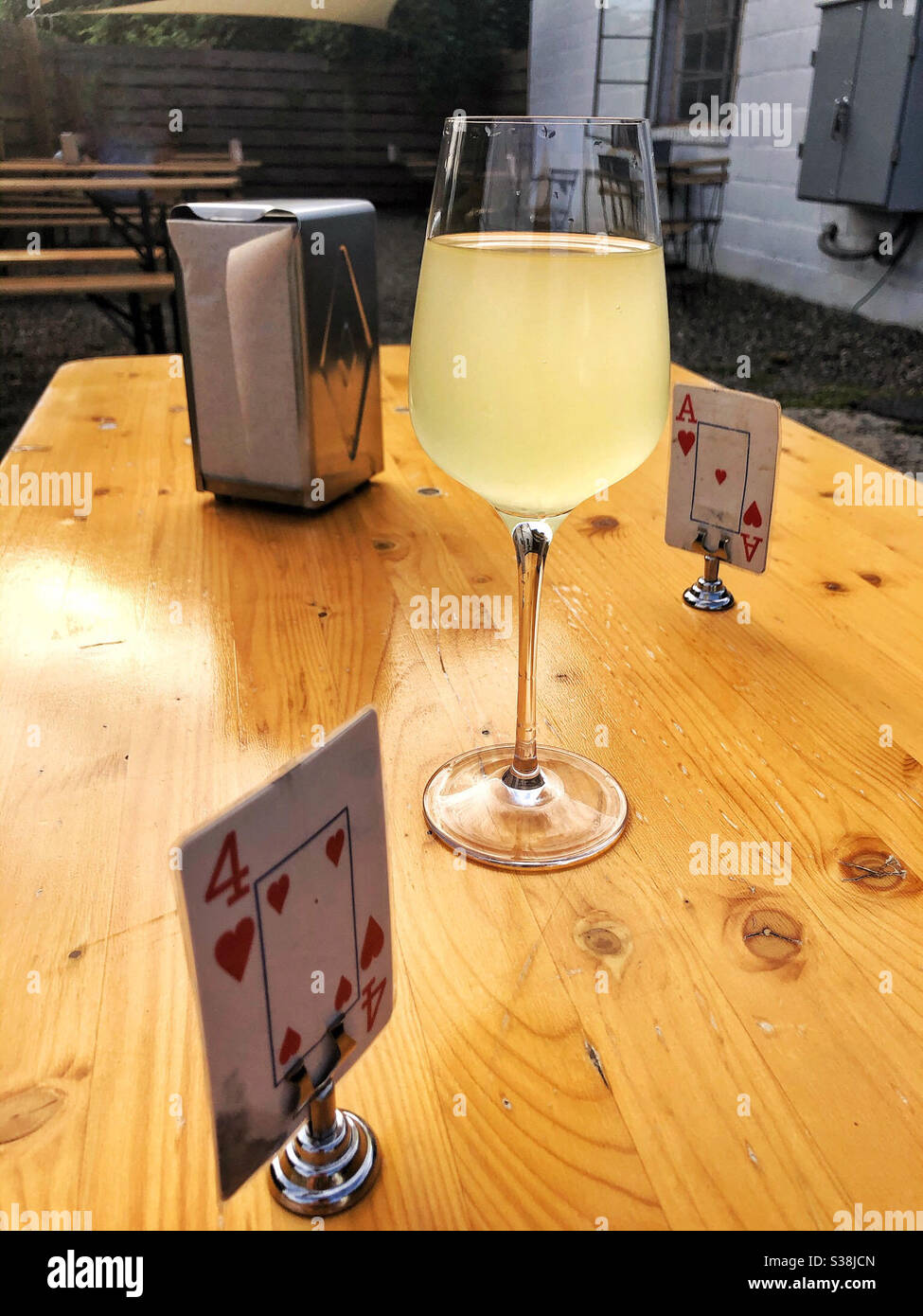 Im Restaurant mit hausgemachtes Apfelwein Getränk warten auf Essen geliefert werden, Sitzgelegenheiten im Freien Stockfoto