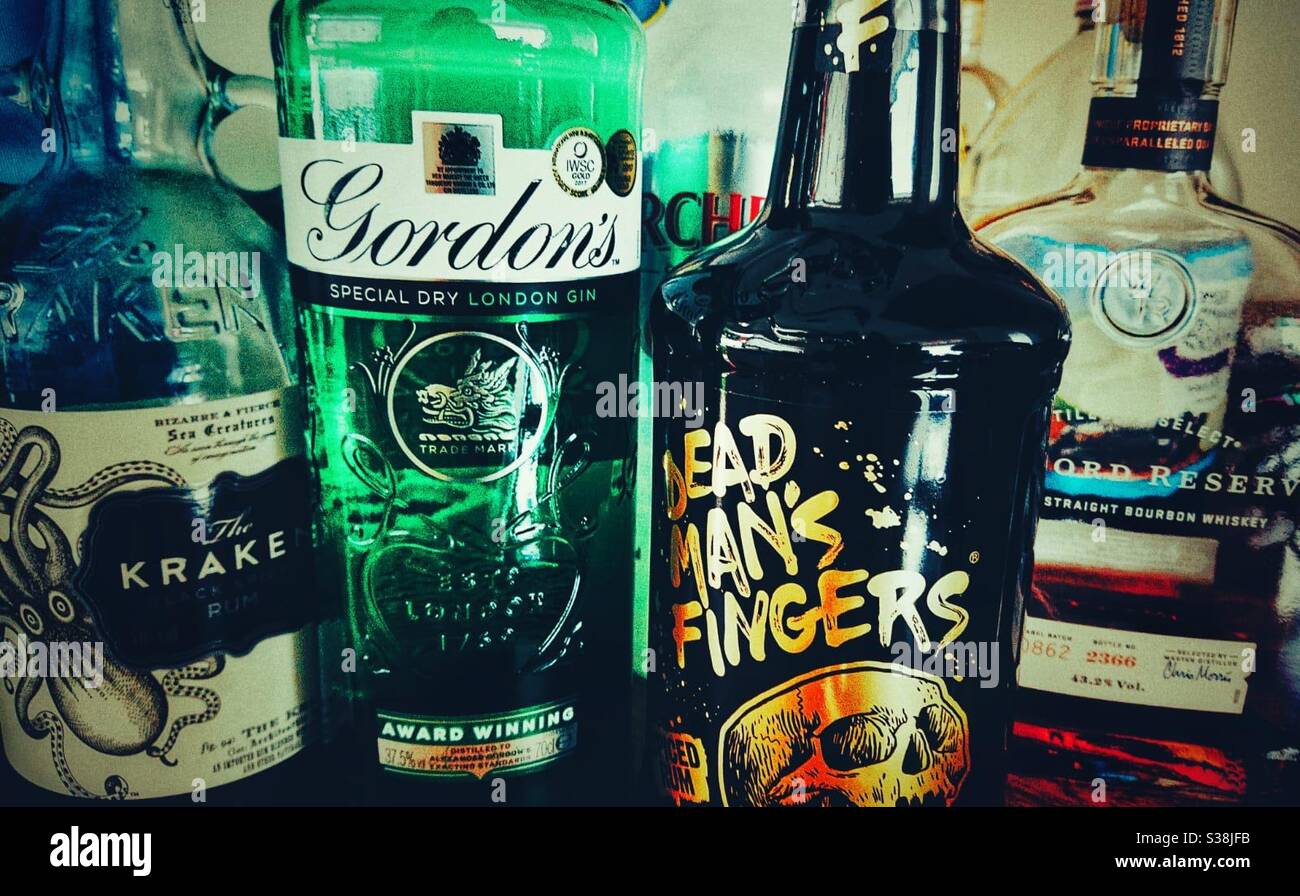Ein Foto von verschiedenen Flaschen Alkohol. Gordon’s Gin, Dead man’s Fingers Rum, Kraken Rum, Archer’s Schnaps und Woodford Reserve Whiskey. - Smartphone-aufgenommenes Stockfoto