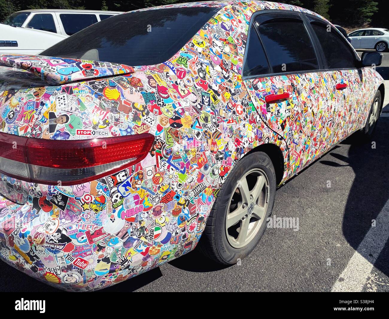 Ein Auto mit Aufklebern bedeckt. Stockfoto