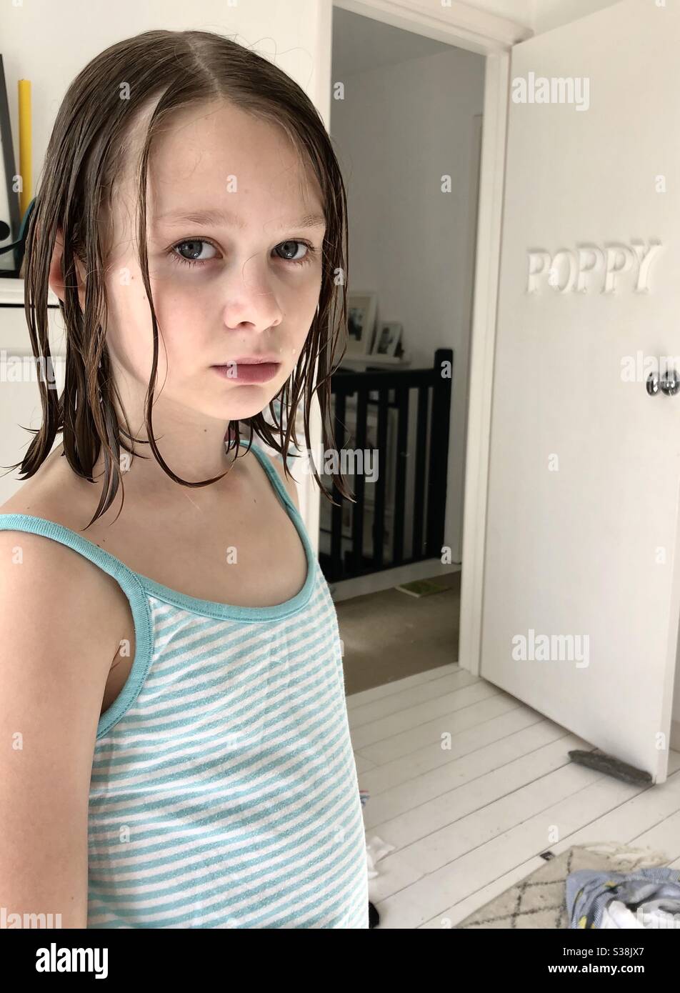 Portrait eines kleinen Mädchens in ihrem Schlafzimmer, das traurig aussieht Stockfoto