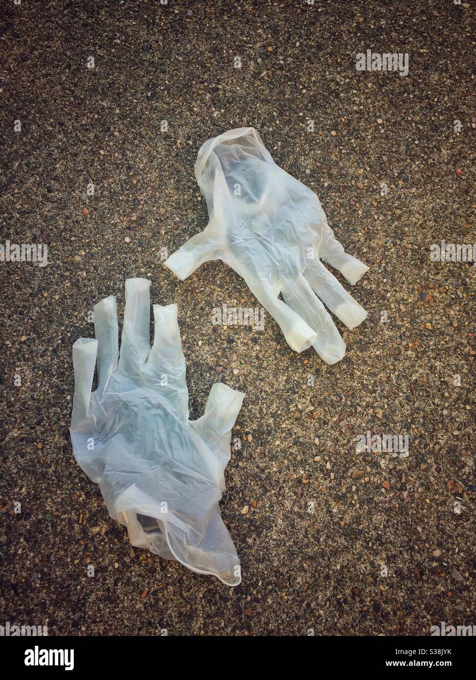 Einweghandschuh auf dem Boden entsorgt. Stockfoto