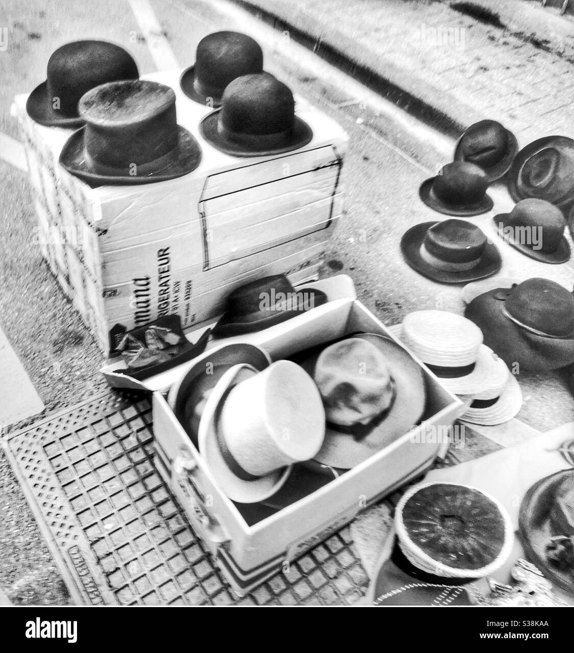 Hüte zum Verkauf in der Lille Braderie in Frankreich. Stockfoto