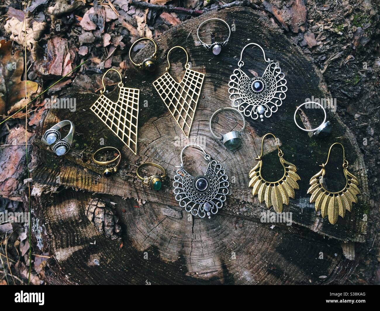 Sammlung von Ohrringen in der Natur Stockfoto