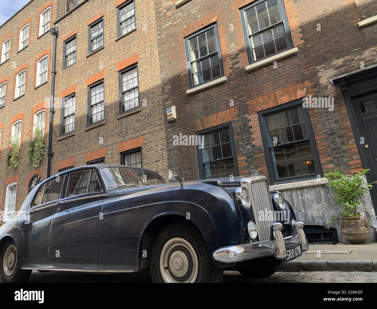 Oldtimer im East End von London geparkt Stockfoto