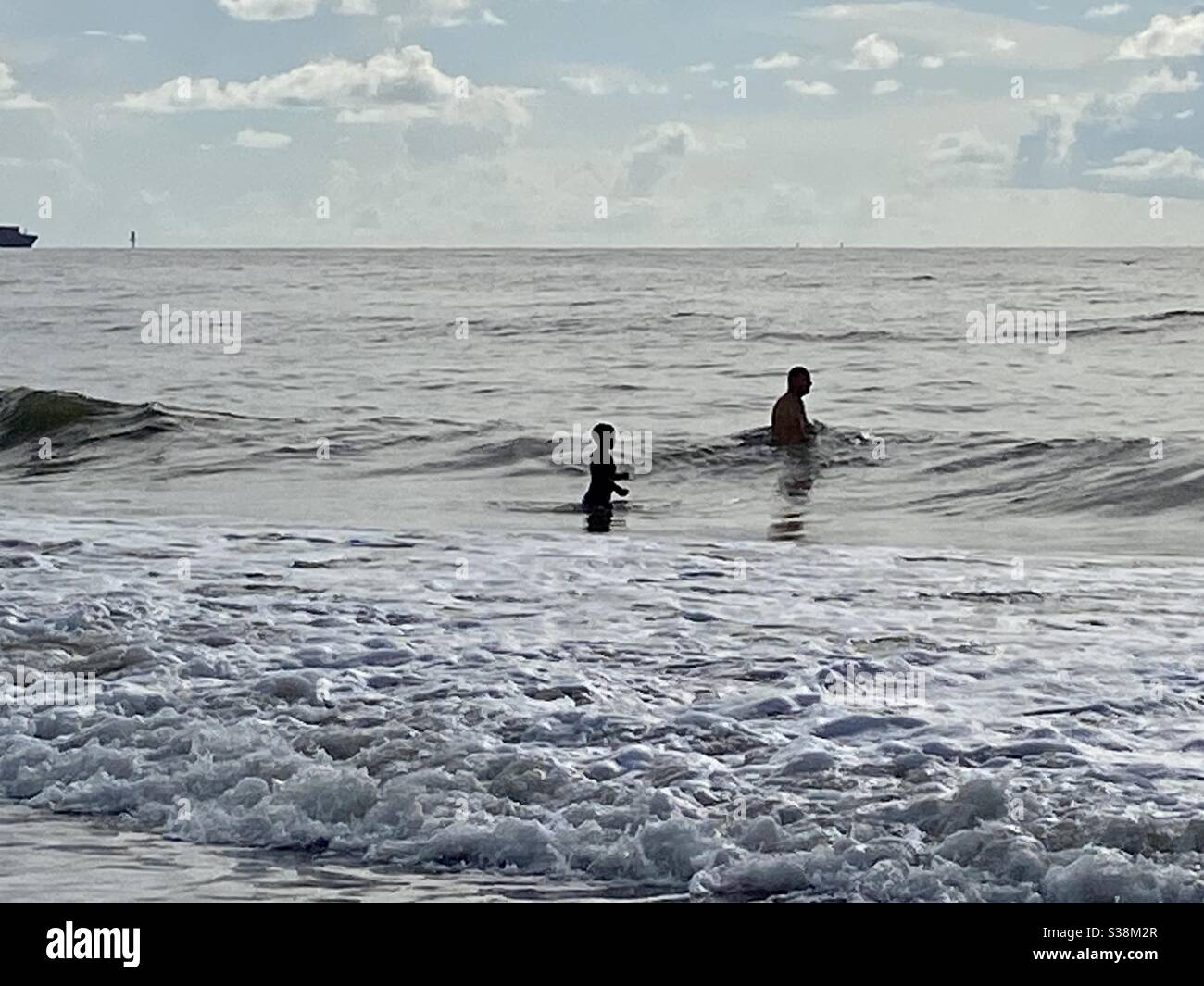 Silhouette von Vater und Sohn spielen in den Deichen auf Tybee Island, Georgia Stockfoto