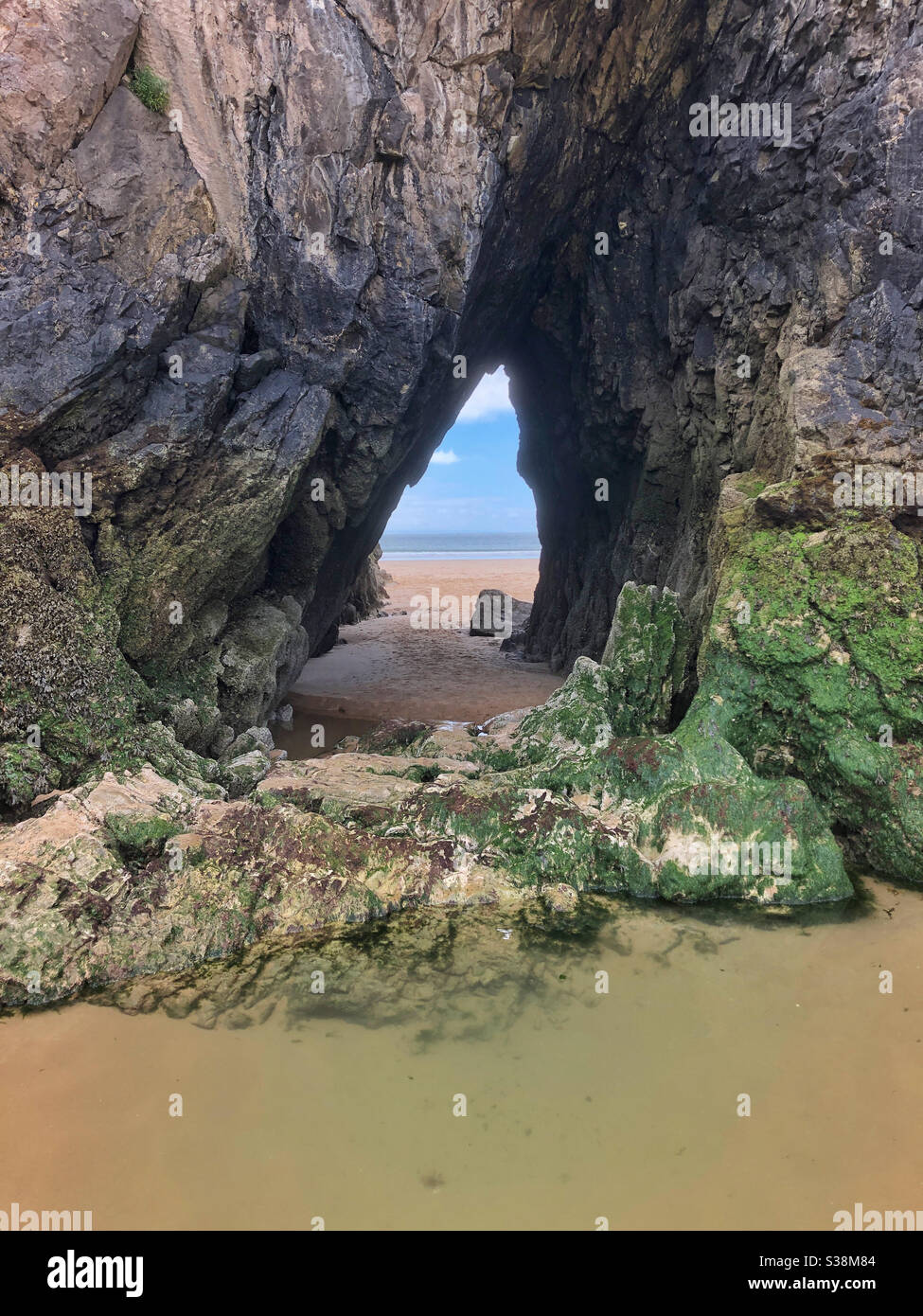 Sea Cave at Three Cliffs Bay, Gower, Swansea, Wales, August. - Smartphone-aufgenommenes Stockfoto