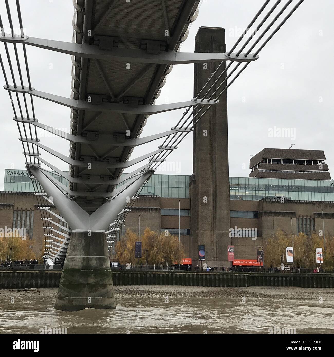 Blick auf Tate Modern, Millennium Bridge, London Stockfoto