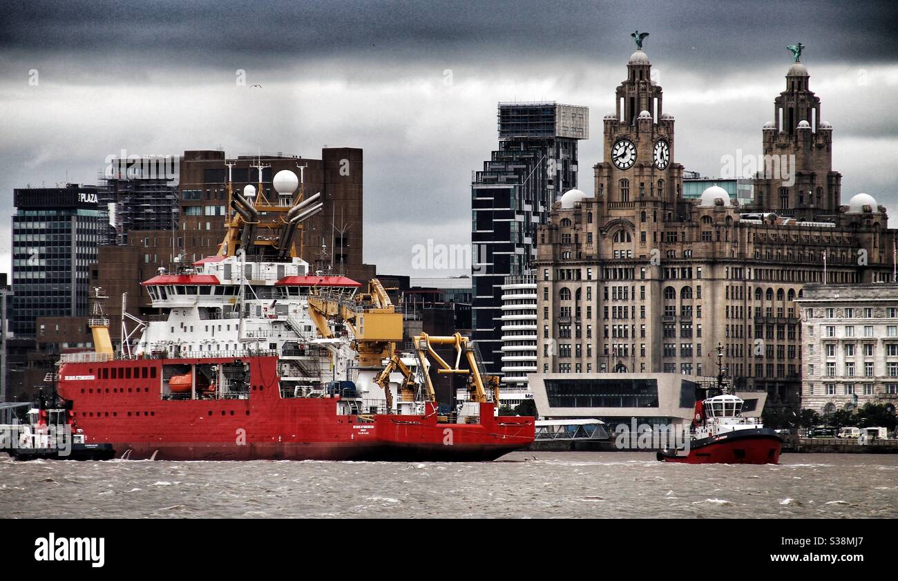 das Schiff von sir David Attenborough überquert zum ersten Mal den Fluss Mersey Zeit Stockfoto