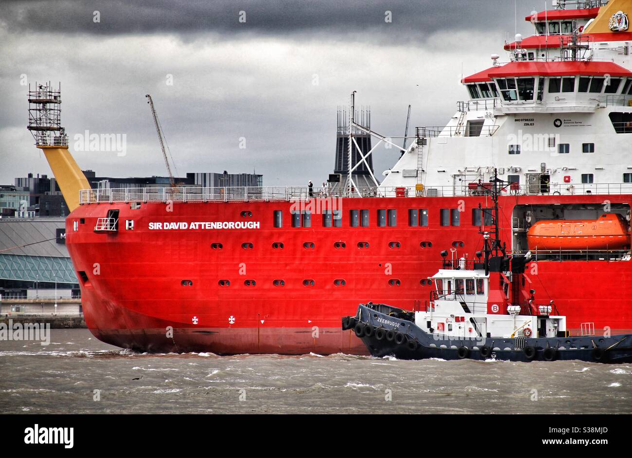 Das Schiff von Sir David Attenborough überquert zum ersten Mal den Fluss Mersey Zeit Stockfoto