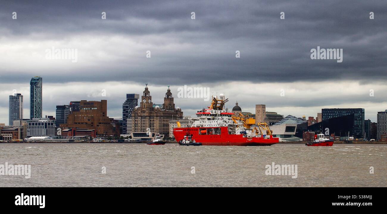 Das Schiff von Sir David Attenborough überquert zum ersten Mal den Fluss Mersey Zeit Stockfoto
