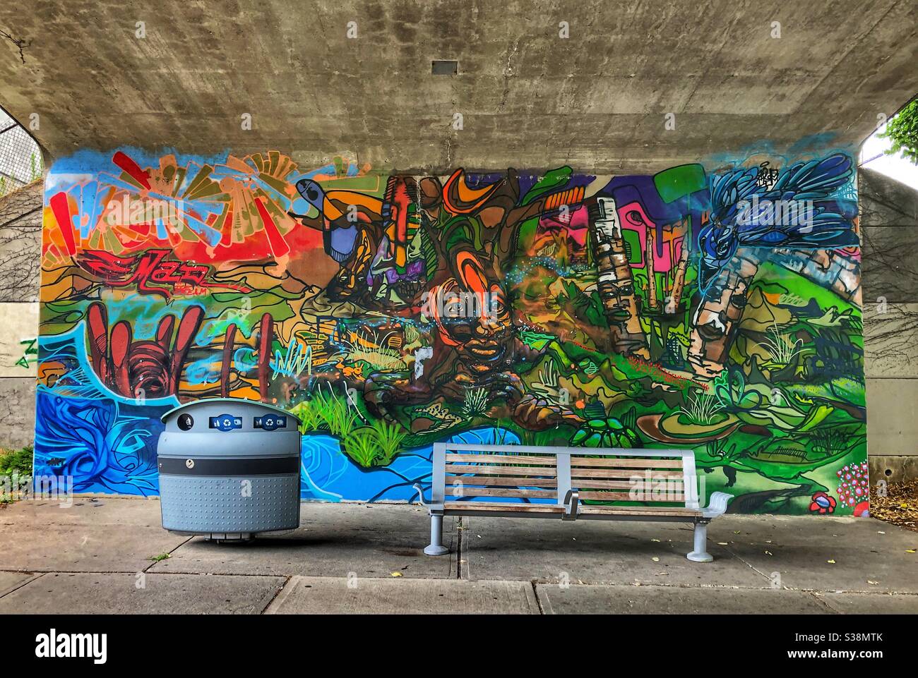 Ein farbenfrohes Wandgemälde mit Straßenkunst in einem Viertel von Toronto. - Smartphone-aufgenommenes Stockfoto