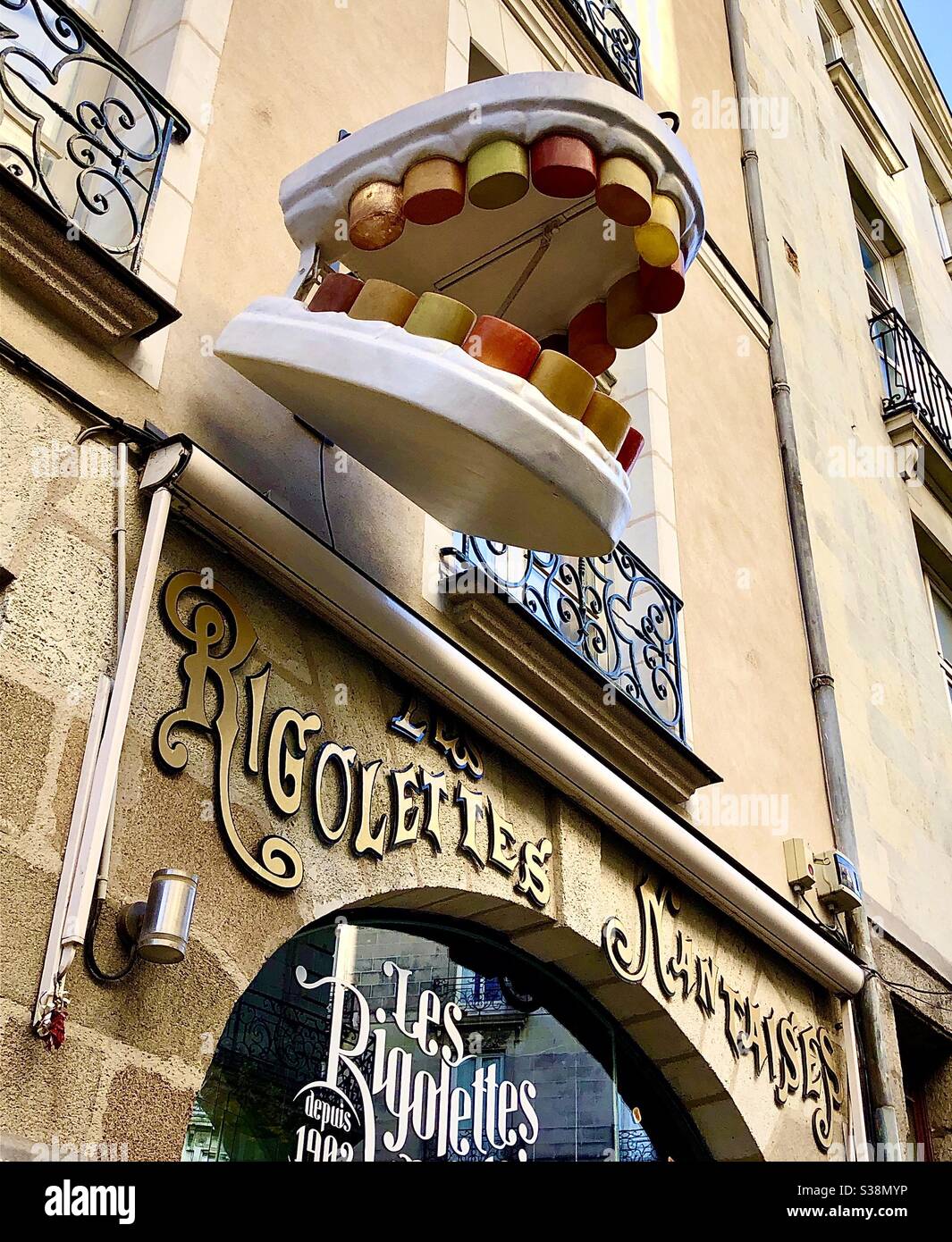 Große Falschzähne über der Süßwaren- und Schokoladenhandlung „lès Rigolettes Nantaises“ in Nantes, Frankreich. Stockfoto