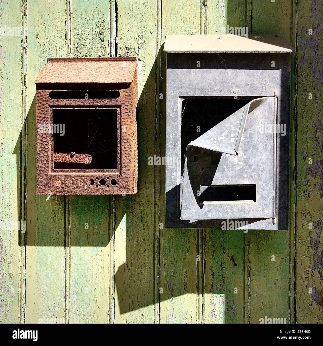 Zerbrochene Briefkästen an der Haustür in Frankreich. Stockfoto