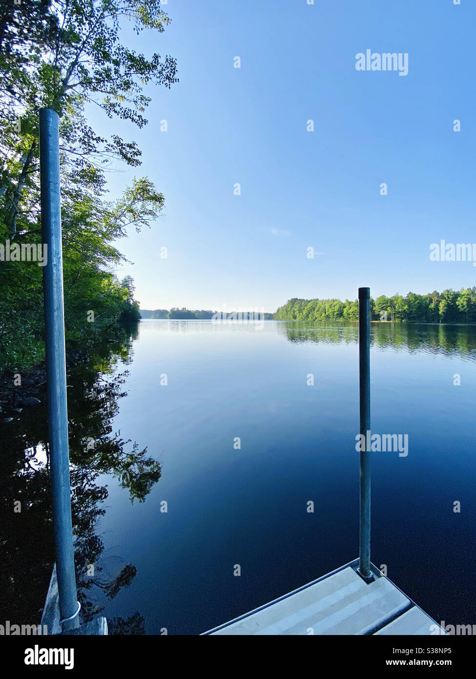 Pier am abgelegenen See Stockfoto