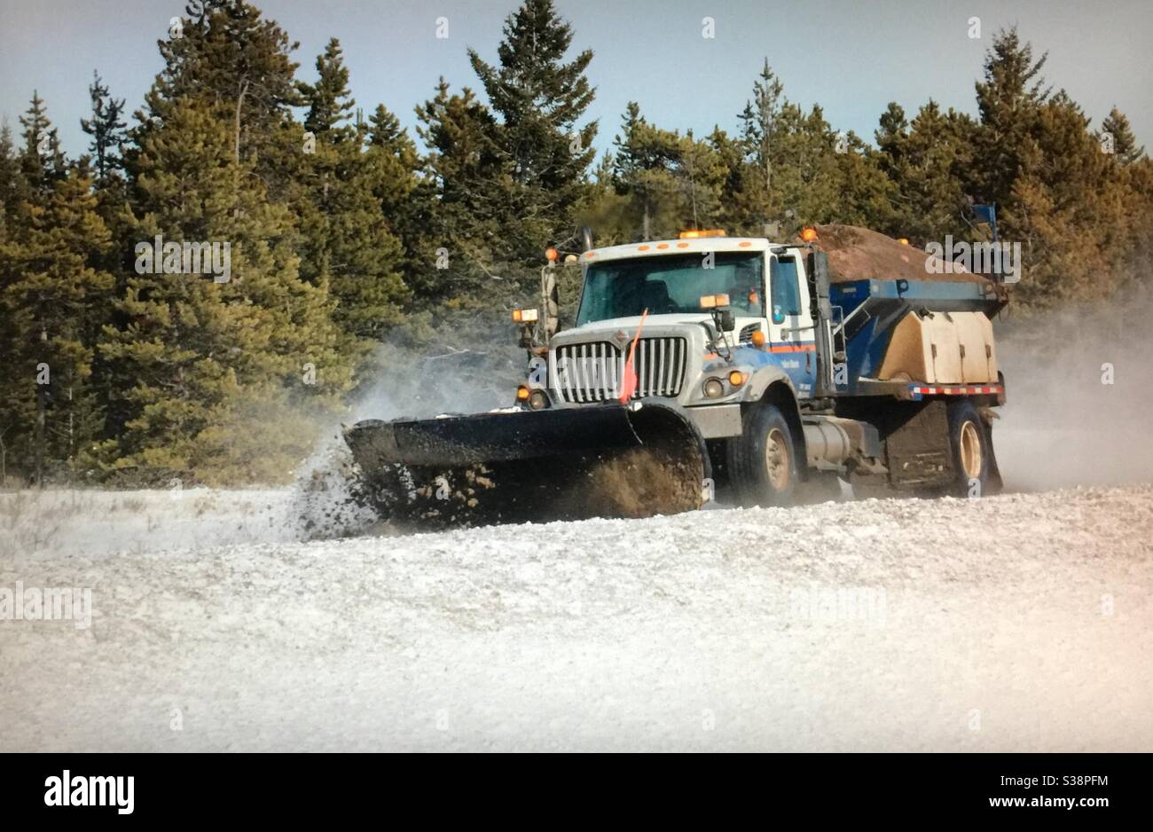 Schneeräumung, Alberta, Kanada, Schneepflug, Winter, schwere Maschinen - Smartphone-aufgenommenes Stockfoto