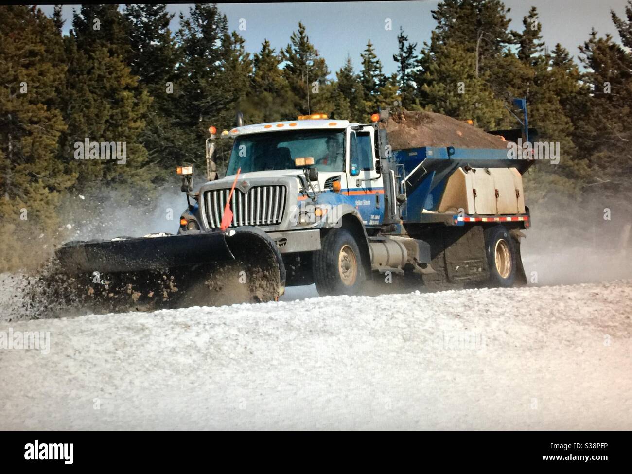 Schneeräumung, Alberta, Kanada, Schneepflug, Winter, schwere Maschinen - Smartphone-aufgenommenes Stockfoto