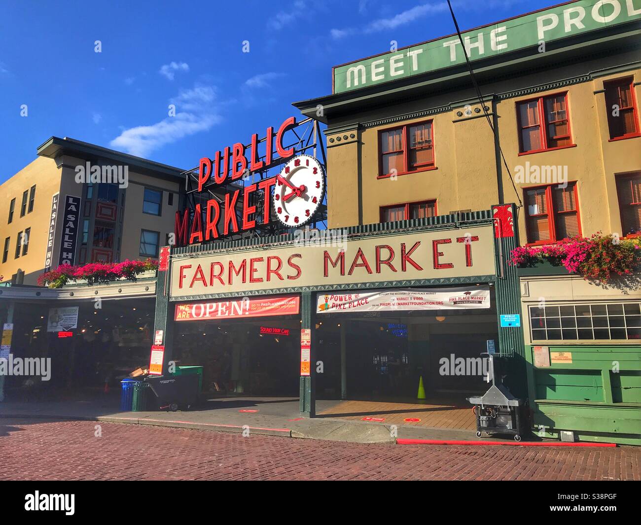 Pikes Market in Seattle, während der Pandemie. Niemand in der Nähe. - Smartphone-aufgenommenes Stockfoto