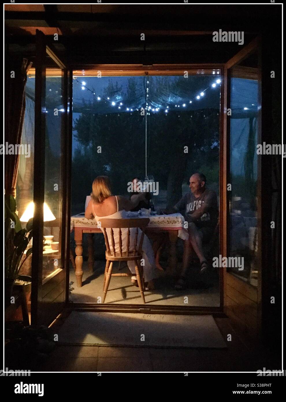 Speisen im Sommer unter freiem Himmel, Katalonien, Spanien. - Smartphone-aufgenommenes Stockfoto