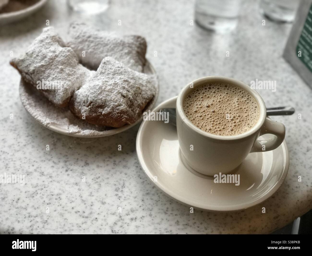 Beignets und Kaffee in einem Café in New Orleans. Stockfoto