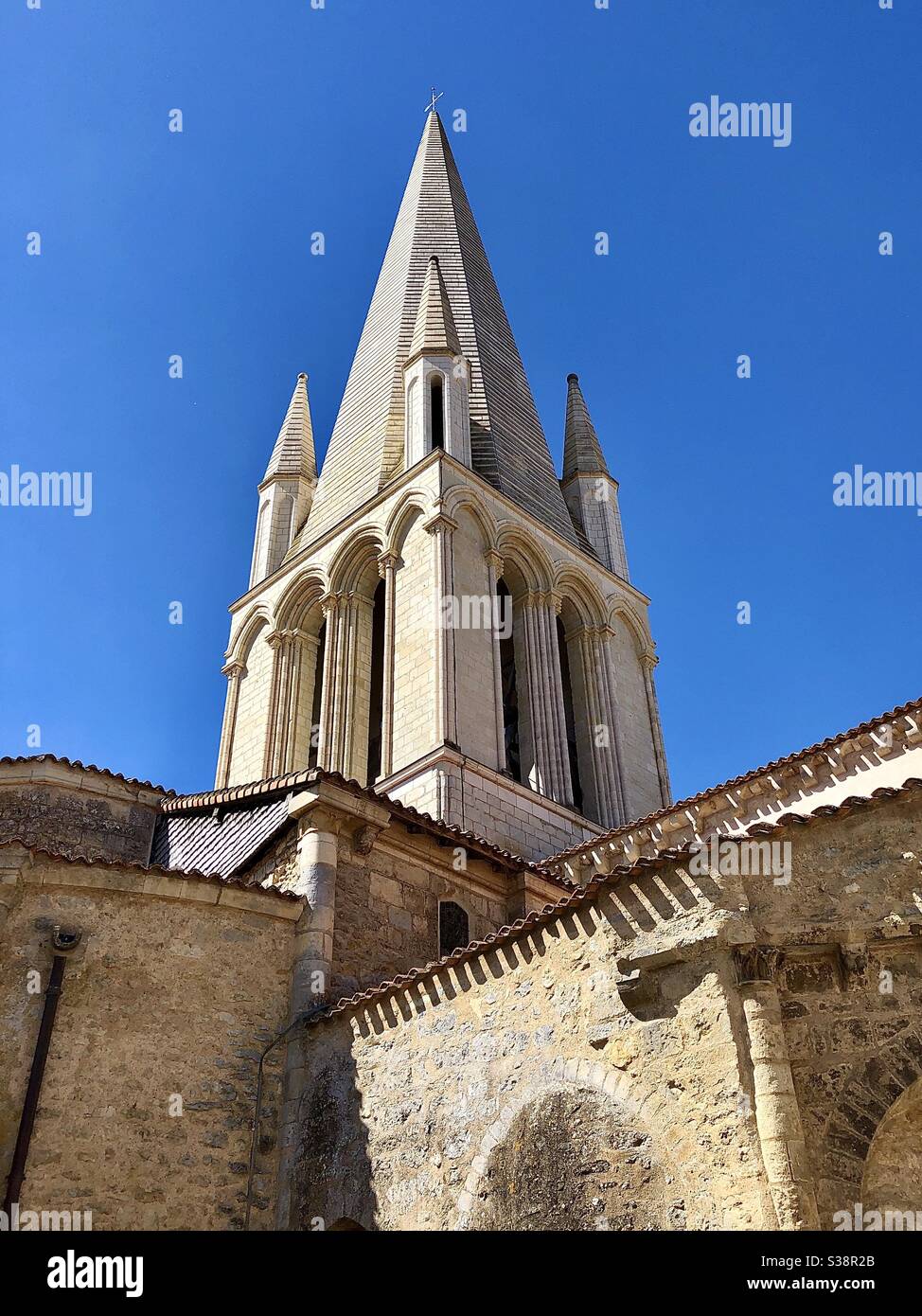 Restaurierte Kirche Saint Pierre aus dem 10. Jahrhundert in Airvault, Deux-Sevres, Frankreich, auf dem Pilgerweg nach Santiago de Compostela in Spanien. Stockfoto