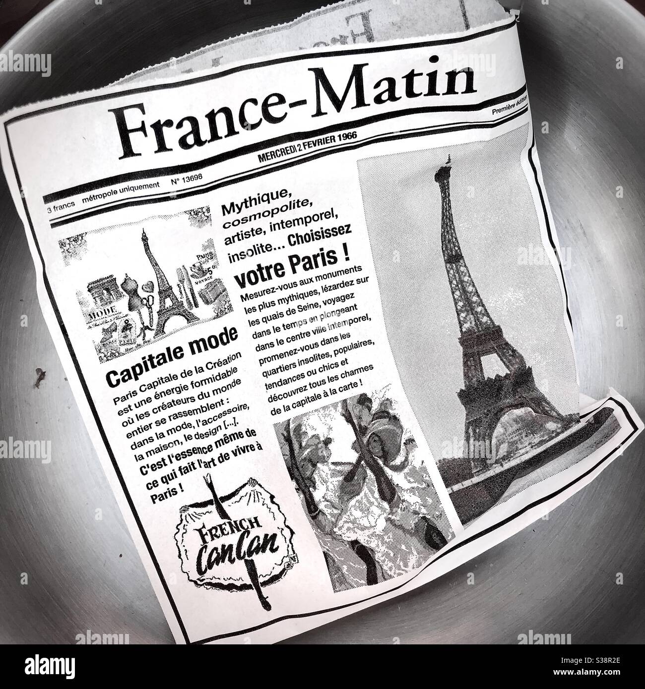 Französische Zeitung Stil Design auf Tasche für Chips oder Französisch Frites verwendet. Stockfoto