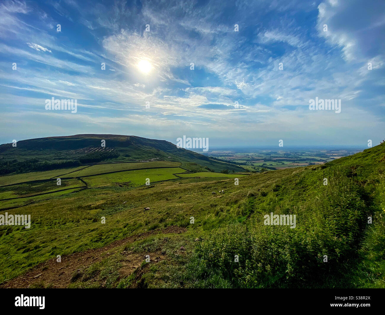 Sanfte Hügel des nahe Lord Stone's Country Park mit dem Tees Valley in der Ferne. Stockfoto