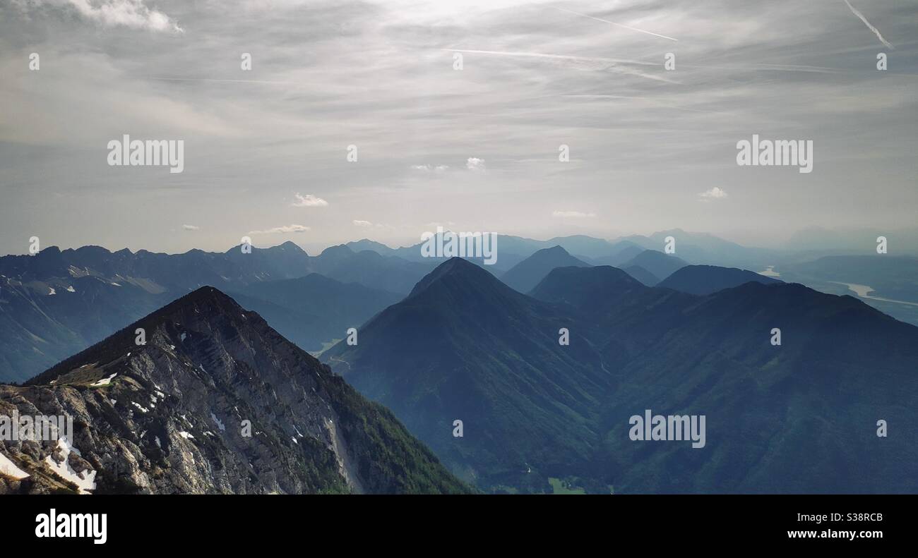 Ein breiter Blick auf die österreichischen Alpen vom Hochobir Gipfel in der Nähe Klagenfurt - Smartphone-aufgenommenes Stockfoto