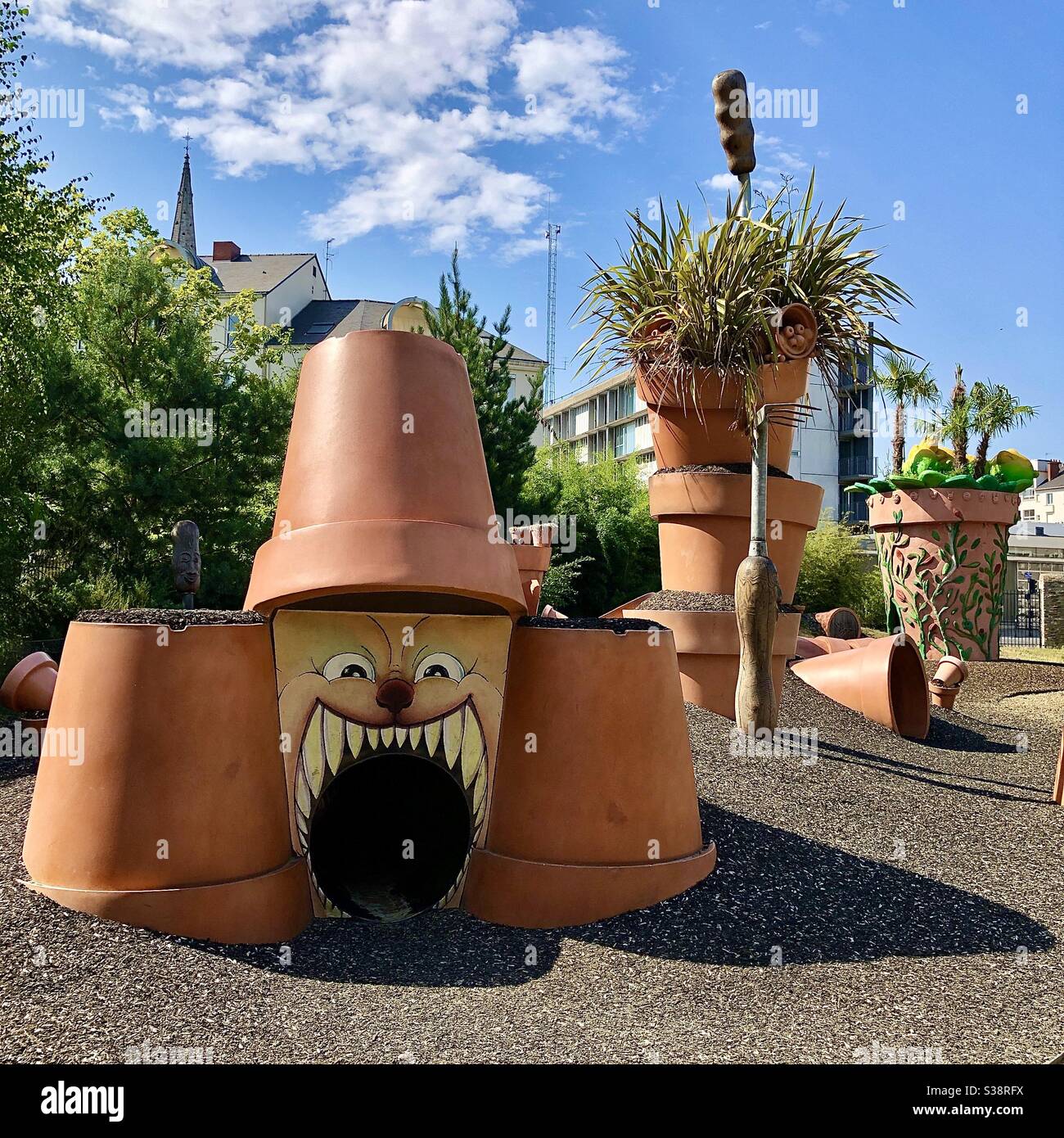 Pflanzen Sie Topfskulpturen im Depodepo-Teil des « Jardin des Plantes » in Nantes, Loire-Atlantique, Frankreich. Stockfoto