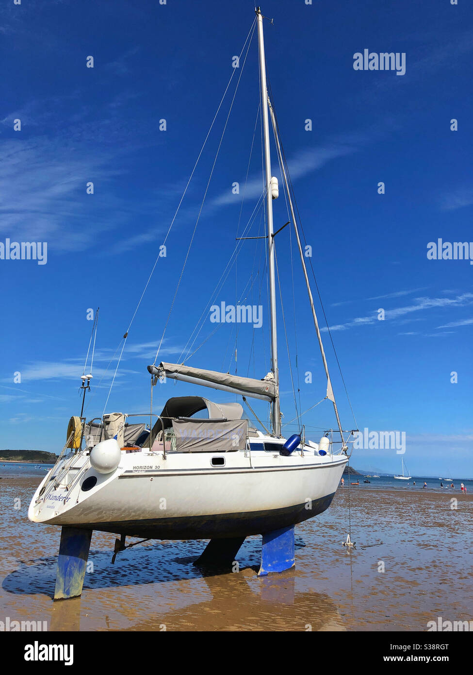 Kleine Yacht auf Oxwich Bay, Gower, Swansea, Wales, August. Stockfoto