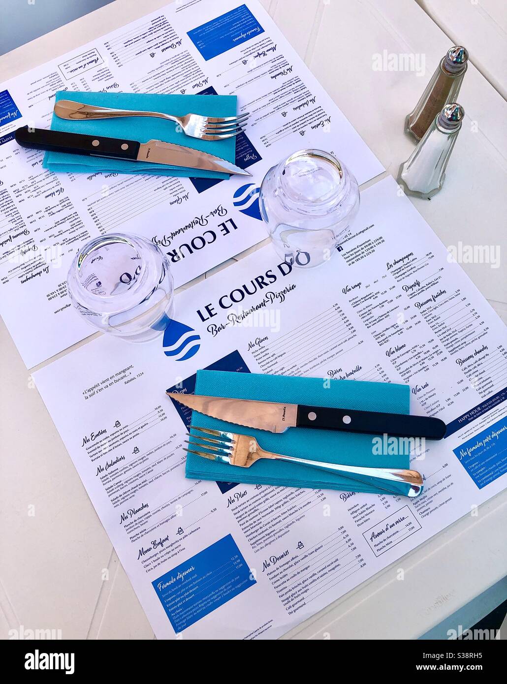 Tischplatzeinstellungen für zwei mit Menüs. Stockfoto