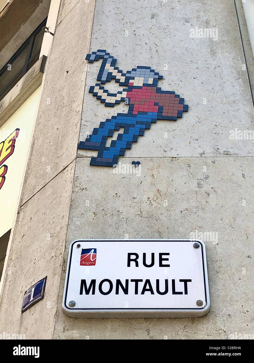 Keramikfliesen Darstellung eines Felskletterers - wahrscheinlich von « Invader » - über der Rue Montault... abgeleitet von Monter in Französisch bedeutet ´klettern’. Stockfoto