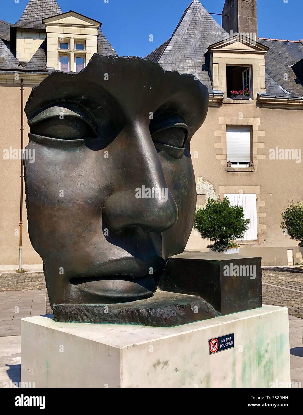 Bronzeskulptur „per Adriano“ von Igor Mitoraj am Place Saint-Éloi, Angers, Maine-et-Loire, Frankreich. Stockfoto