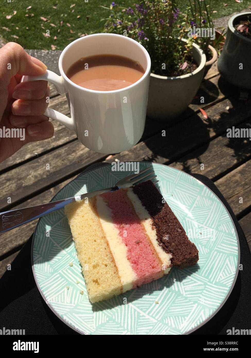 Tasse Tee und Kuchen - Smartphone-aufgenommenes Stockfoto