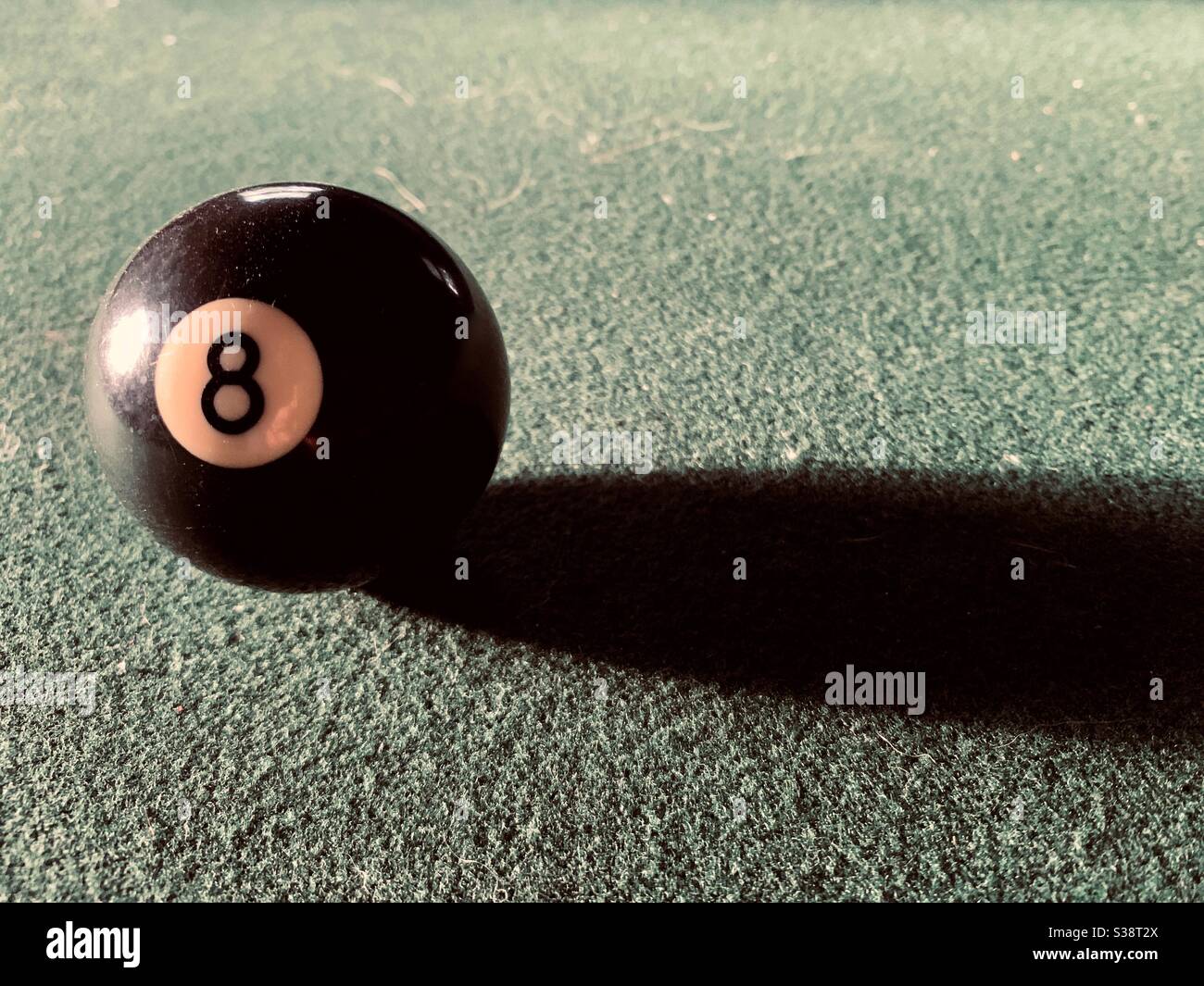 8 Ball auf einem Billardtisch Stockfoto