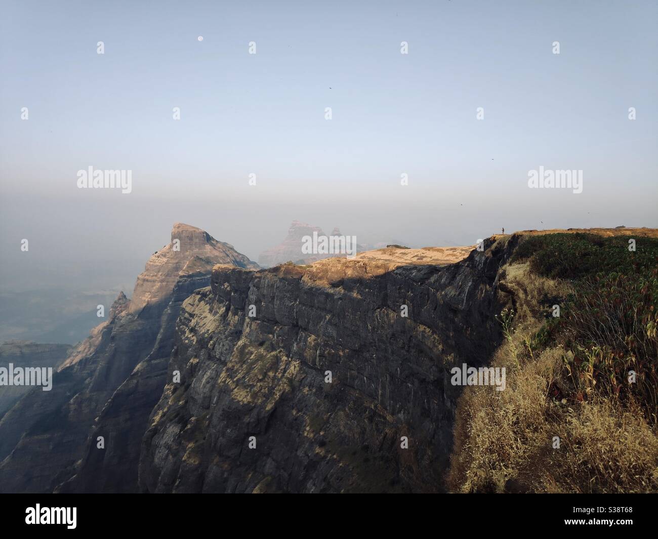 Ein Sonnenaufgang im Sahyadri Gebirge in Maharashtra, Indien - Smartphone-aufgenommenes Stockfoto