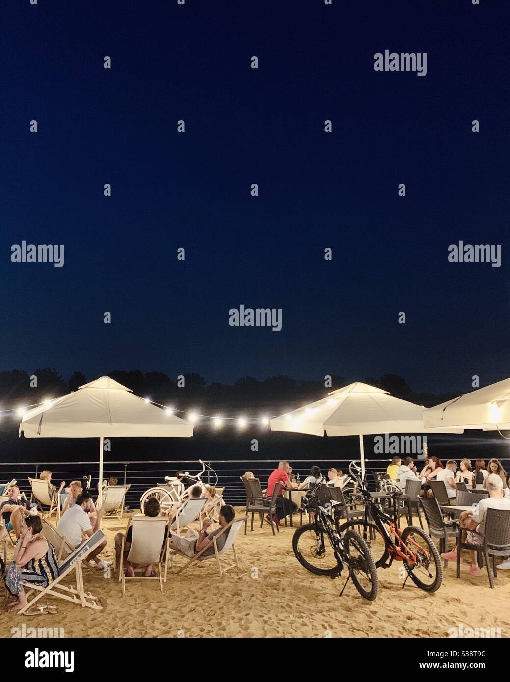 Pub im Freien mit Sonnenschirmen, wo Leute trinken und Zeit verbringen Gemeinsam Stockfoto