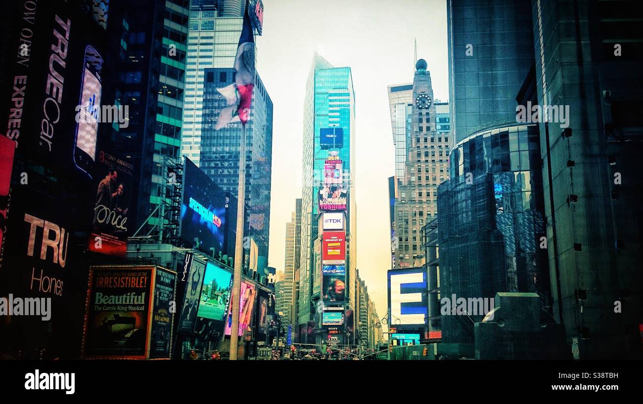 Ein Foto des Times Square in New York City an einem bewölkten Tag mit vielen Touristen. Stockfoto