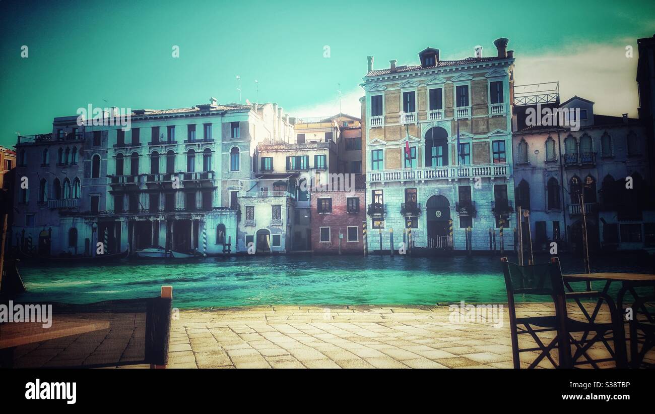 Ein Foto von Palazzos am Ufer des Canale Grande in Venedig, Italien. Stockfoto